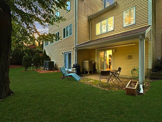 Building Photo - 15 Village Ct