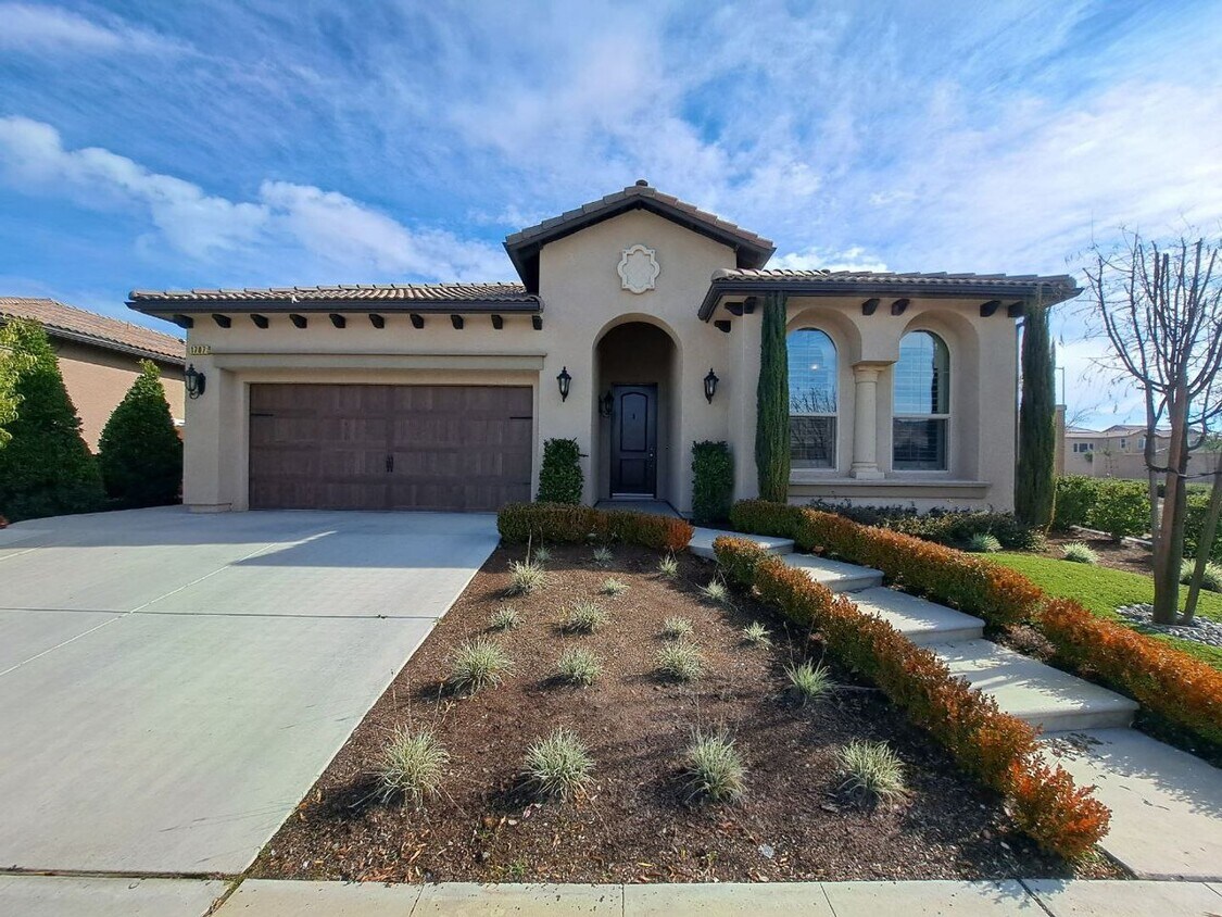 Foto principal - Beautiful 4 Bedroom Home In Clovis!