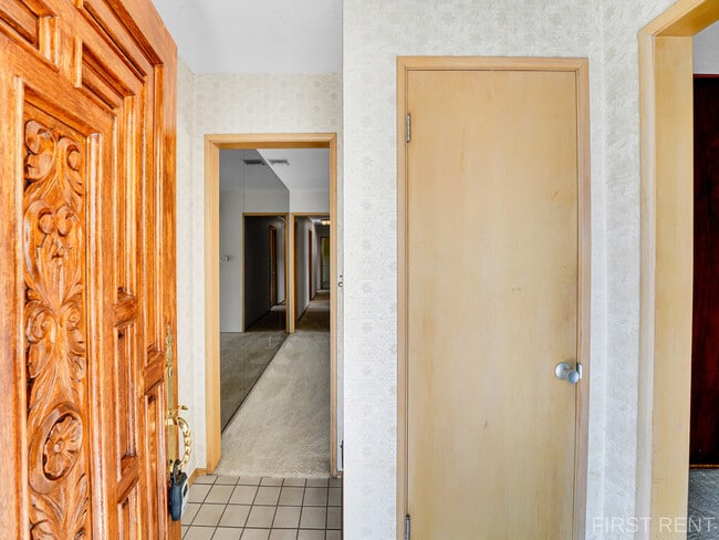 Building Photo - 5250 Vickie Dr