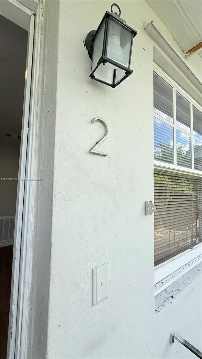 Foto del edificio - 337 NE 57th St