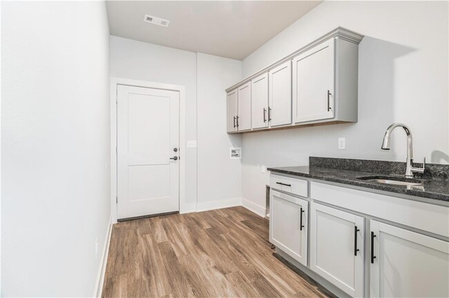 Foto del edificio - 833 NE Hts Ln