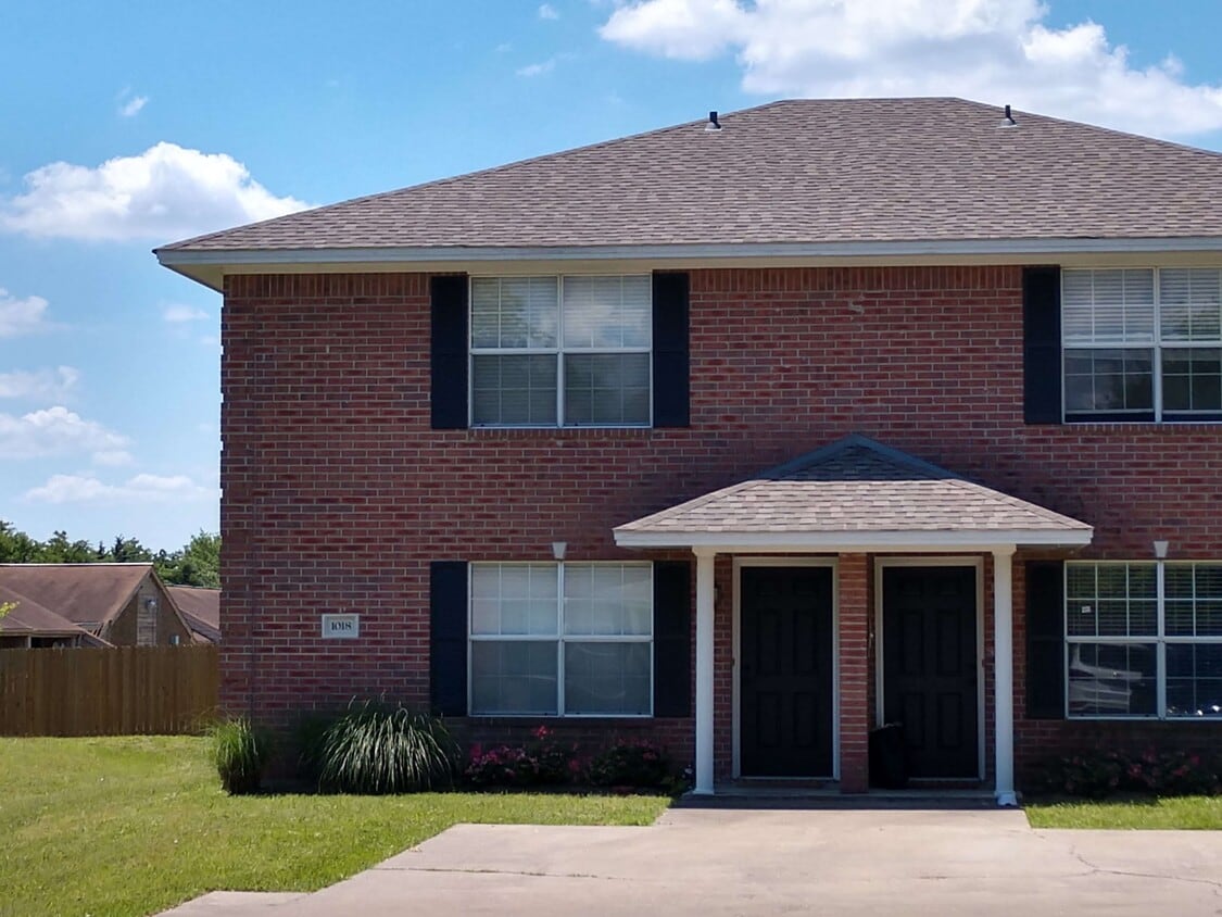 Bright Circle Town Homes Apartments in College Station, TX