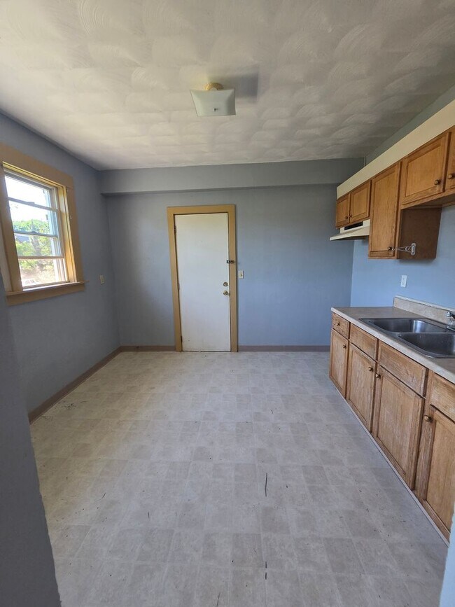 Building Photo - Upper 2 bedroom unit east side