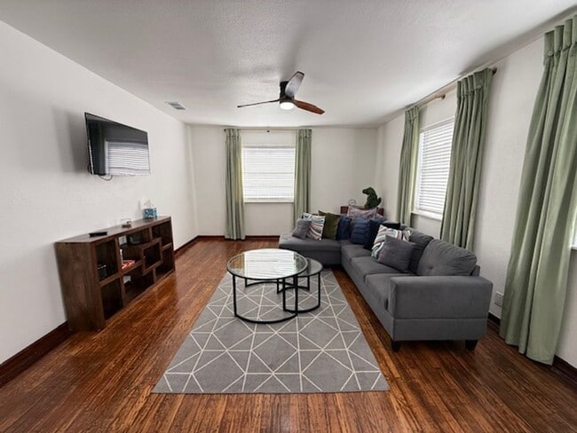 Foto del edificio - Bright and Spacious 2-Bedroom Upstairs Duplex in Riverside!