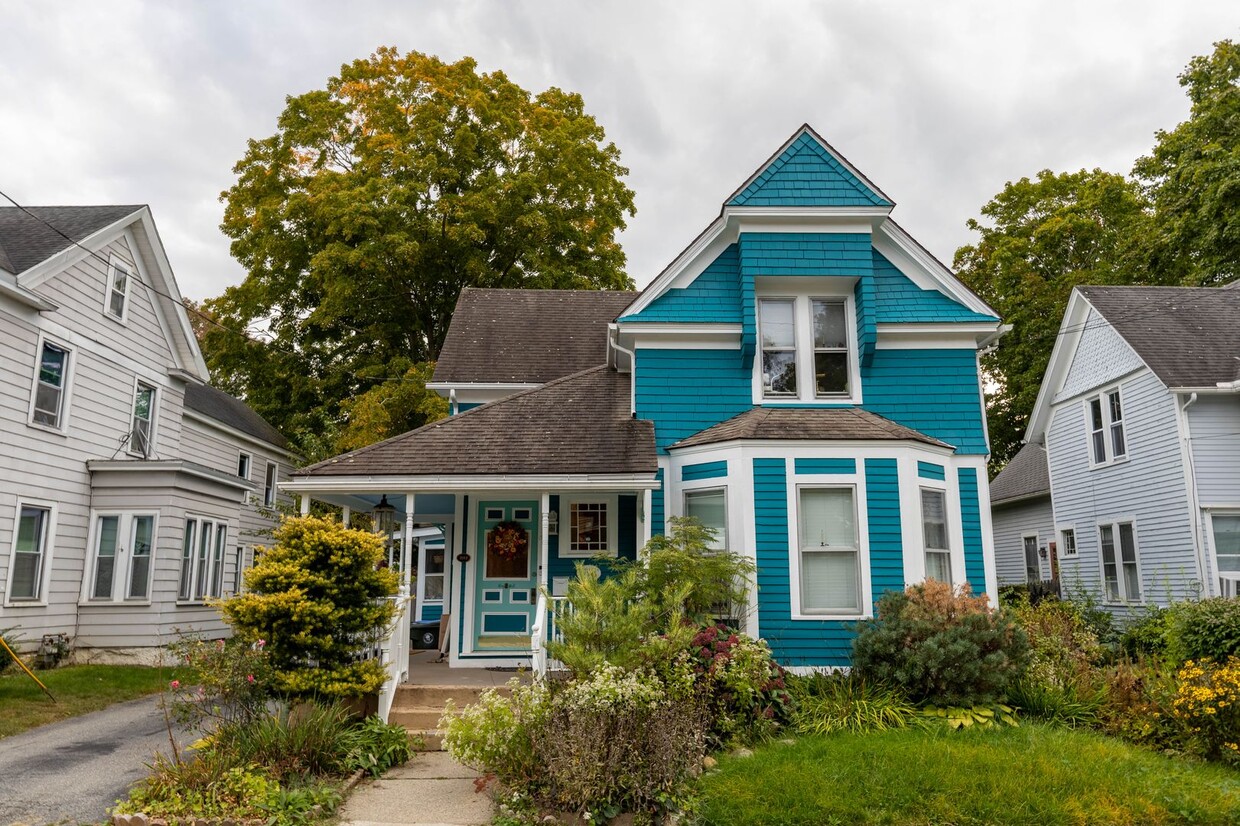 Primary Photo - Historic, 3 bedroom home in the Chelsea Pa...