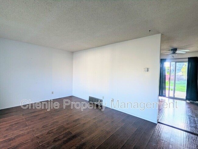 Building Photo - 9908-9180 180 St NW