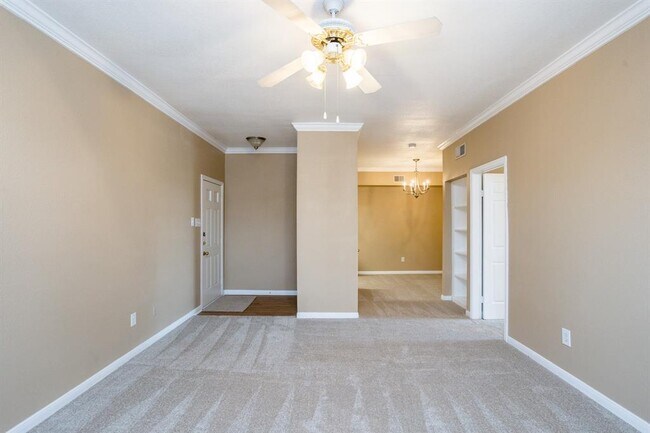 Building Photo - 2255 Braeswood Park Dr