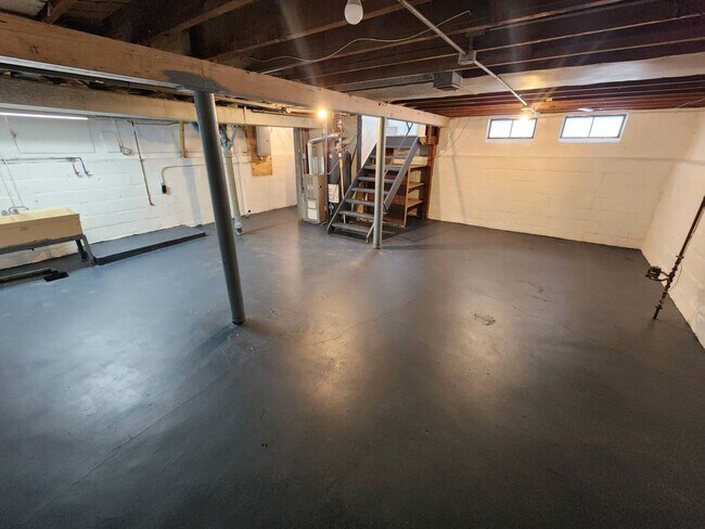 Foto del edificio - 2-Bedroom + Bonus Room Bungalow with Basement – Flexible Living Space