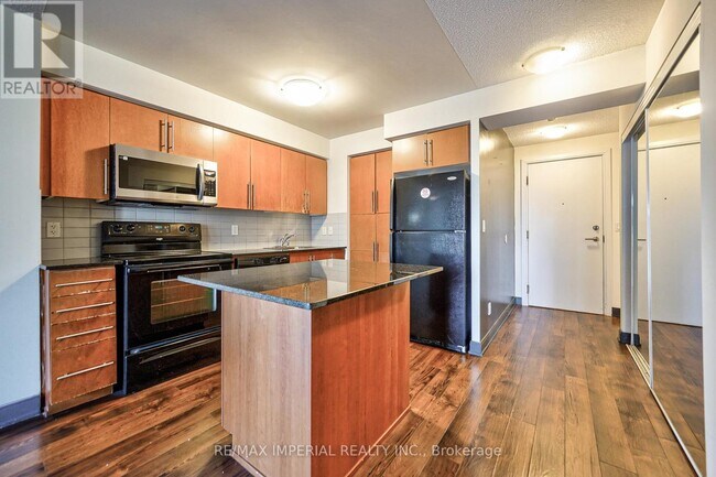 Photo du bâtiment - 330 Burnhamthorpe Rd W