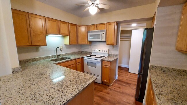 Building Photo - Quaint 3br/2bth ground-level condo in quai...