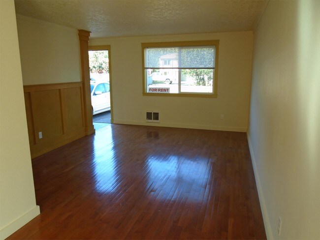 Building Photo - 1286 E Santiam St