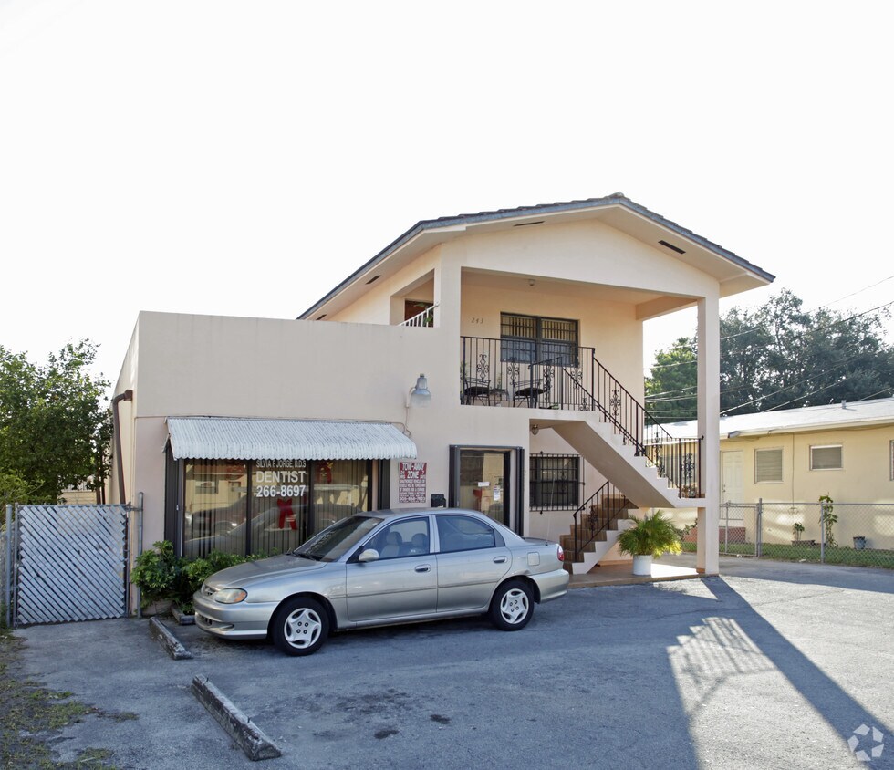 Foto del edificio - 241-243 NW 57th Ave