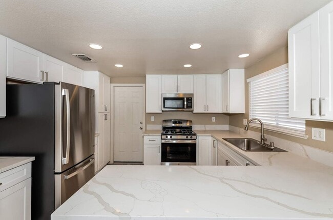 Building Photo - 346 Fuente Dr