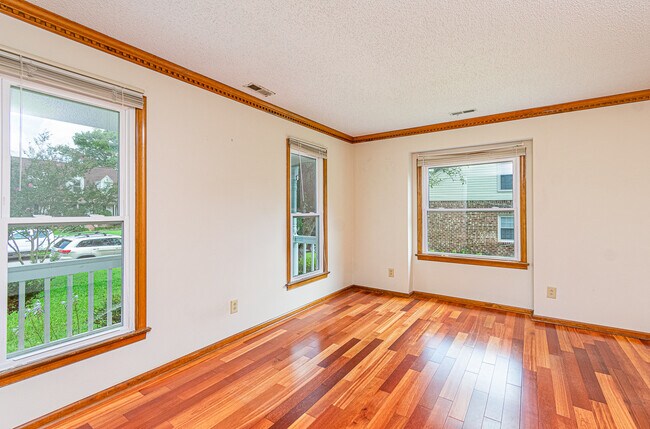 Building Photo - 1305 Oregon Crossing