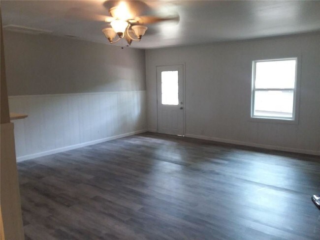 Building Photo - 1520 Woodland Dr