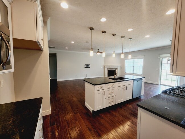 Building Photo - 5040 E Hedgerow Dr