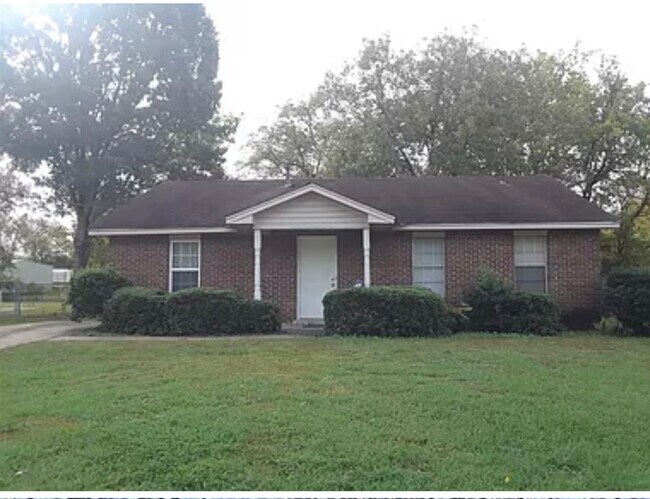 Front Yard - 3208 Raintree Dr