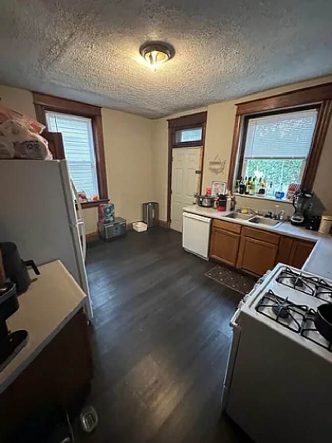 Building Photo - 5 Bedroom House Available Next to UC Campus