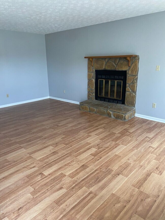 Building Photo - Attractive 3 BR, 2 Bath Home! Attached Garage, Fenced Backyard, Pets Ok!