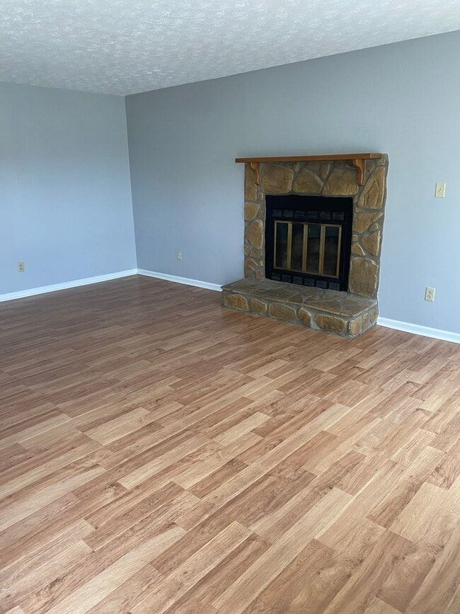 Foto del edificio - Attractive 3 BR, 2 Bath Home! Attached Garage, Fenced Backyard, Pets Ok!