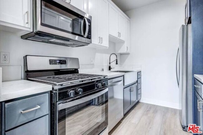 Foto del edificio - 624 W 83rd St