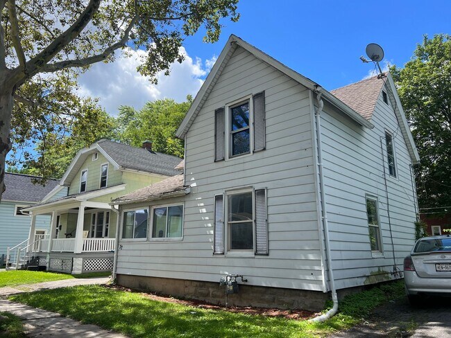 Building Photo - 1st FL BEDROOMS, 1ST FL LAUNDRY. MOVE-IN R...