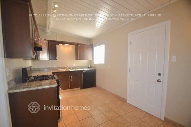 Building Photo - 5727 Cedarglen Dr