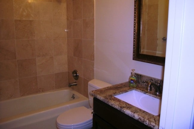 Baño principal - 4101 Carmen St