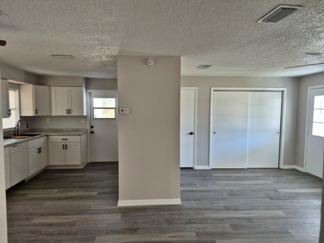 Foto del edificio - 2131 W Greenway Pl