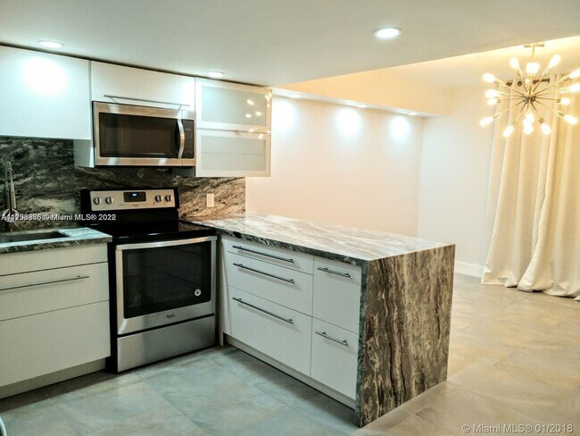 Foto del edificio - 589 N University Dr