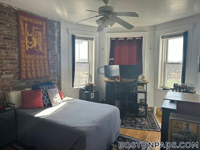 Building Photo - 149 Park Dr