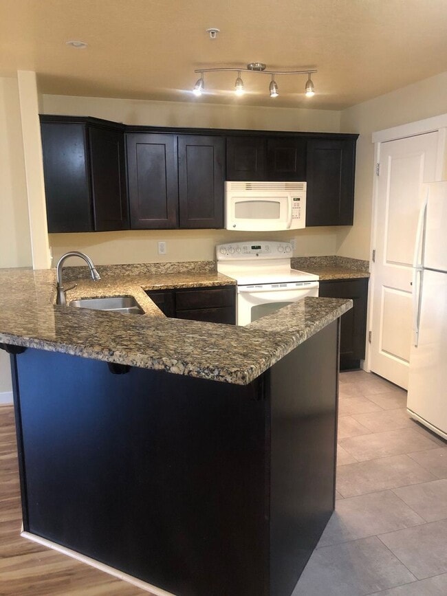 Building Photo - Stunning Down Town Condo in Secure Building