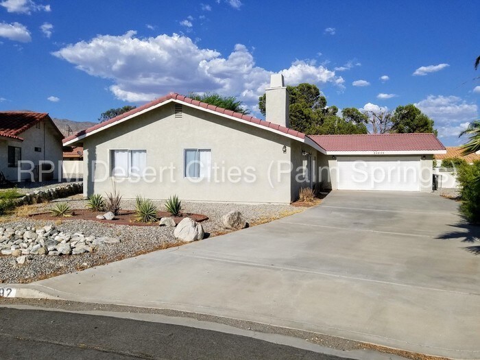 Foto principal - 3 Bedroom Home in Mission Lakes!