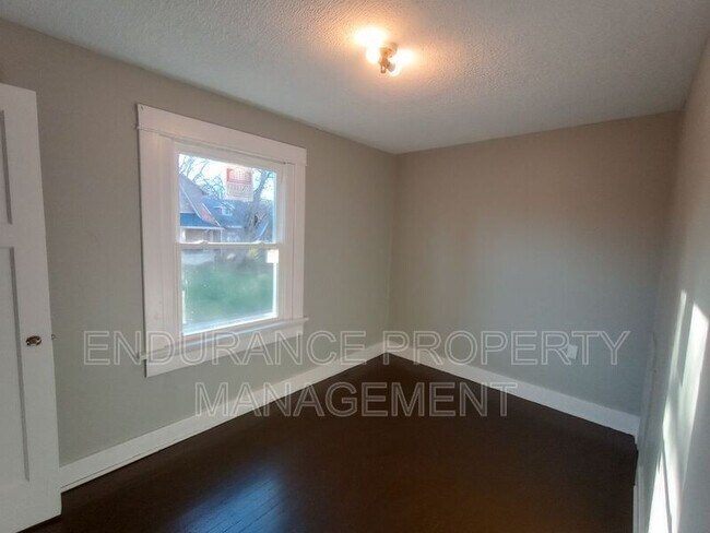 Foto del edificio - 629-631 W Norman Ave