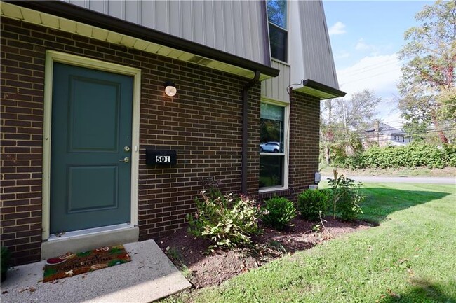 Building Photo - 501 Carriage Hill
