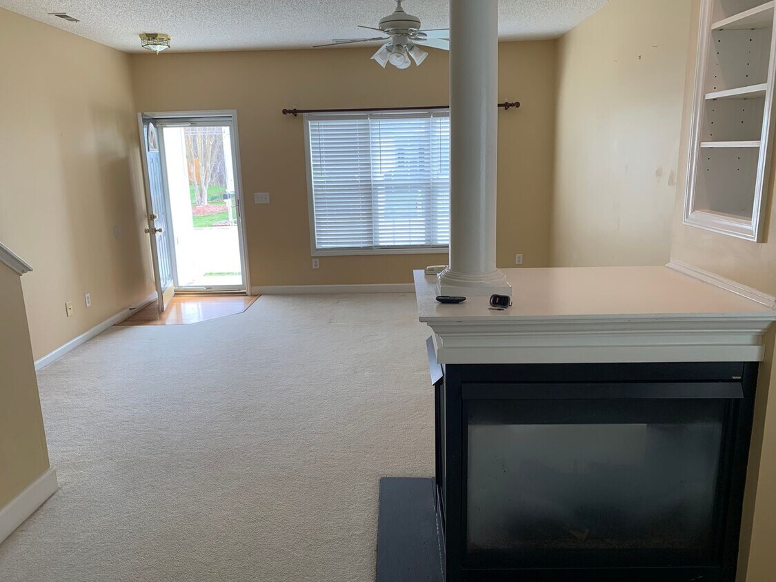 Foto del edificio - End unit townhome in Morrisville!