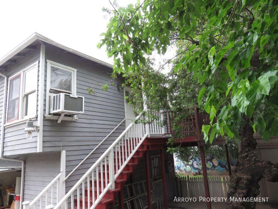 Foto principal - 207 S Primrose Ave