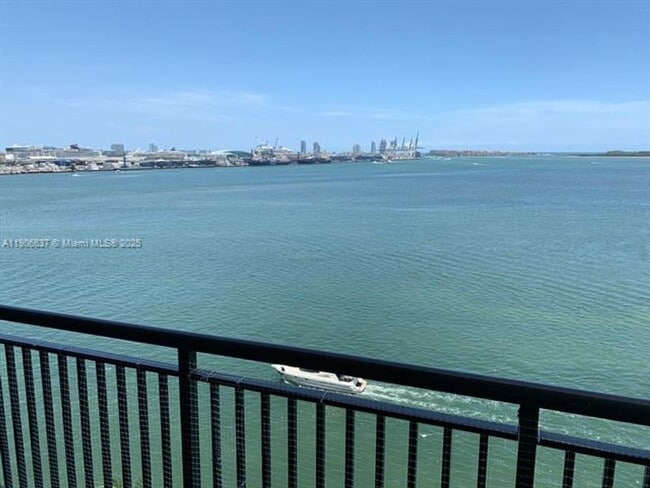 Building Photo - 540 Brickell Key Dr