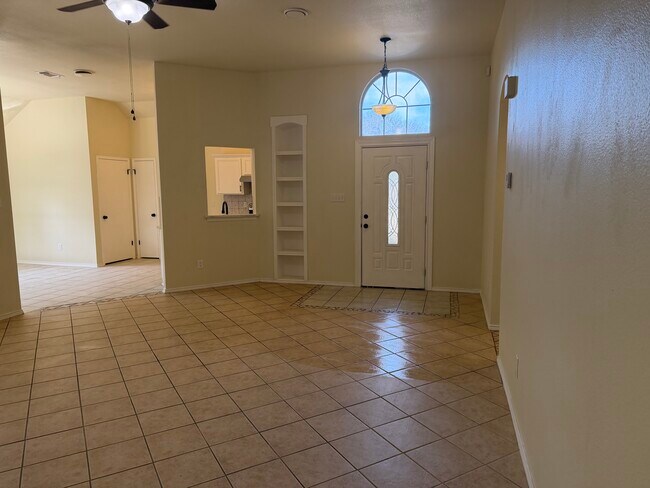 Sala de estar frente a la puerta - 8107 Valley Trl