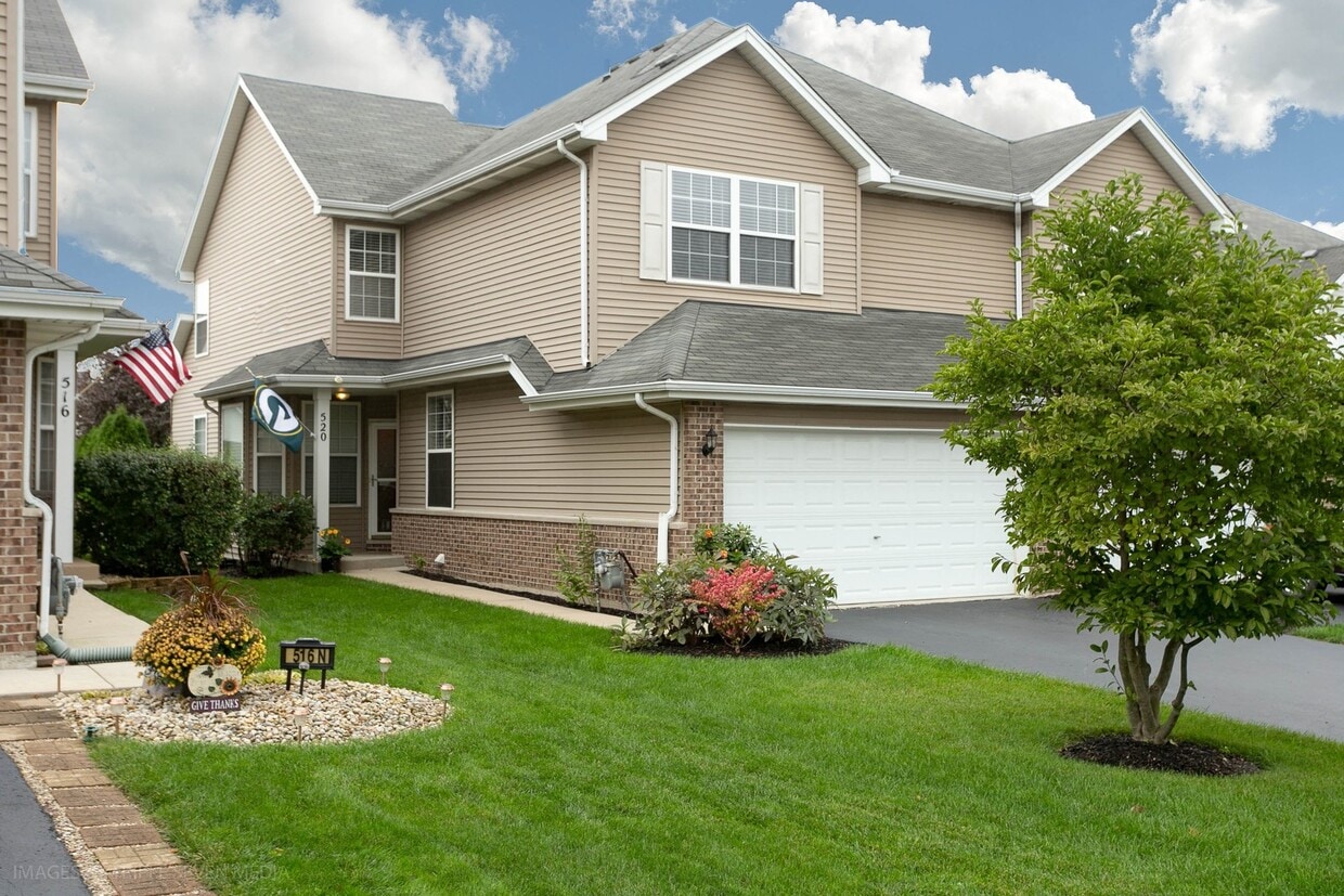 Primary Photo - 4 bd 2.5 ba luxury town home Romeoville