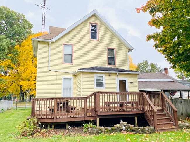 Building Photo - 837 Parkview St NE