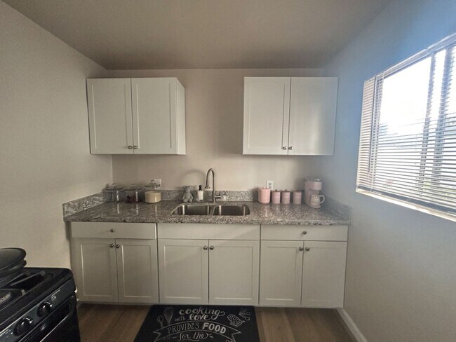 Foto del edificio - Enjoy this single family home with 3 bedrooms and 1 bathroom near downtown Bakersfield - COMING S...