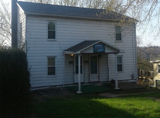 Big and Roomy Apt. Near Mario's Fish Bowl. - 732 Monongalia Ave