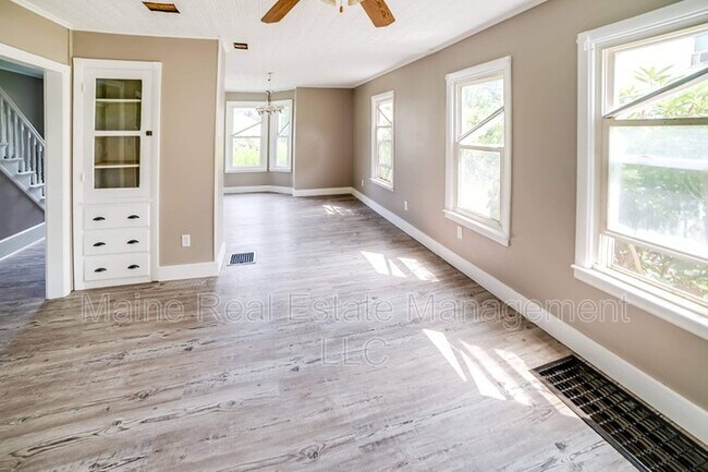 Building Photo - 26 Oak St