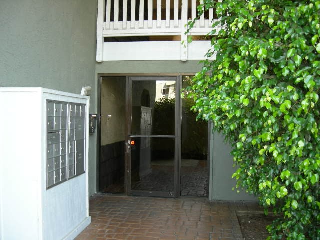 Foto del edificio - 1010 E Washington Ave