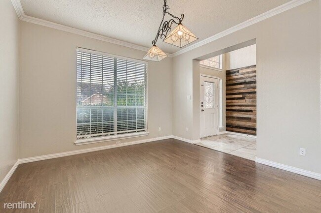 Building Photo - 4 br, 2 bath House - 900 Robin Drive UNIT