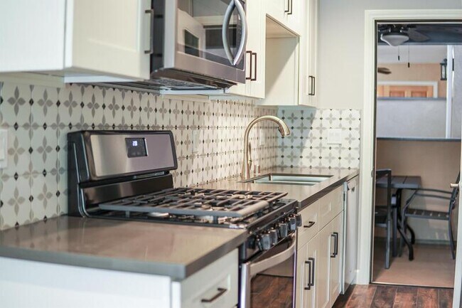 Building Photo - 1803 E Chevy Chase Dr #3