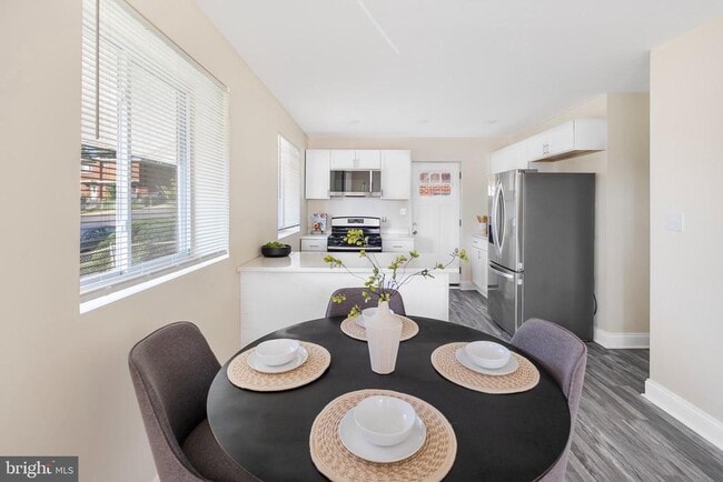 Building Photo - 713 Marcy Ave