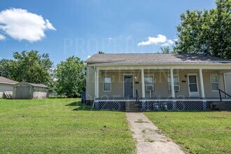 Building Photo - 1413 W 5th St