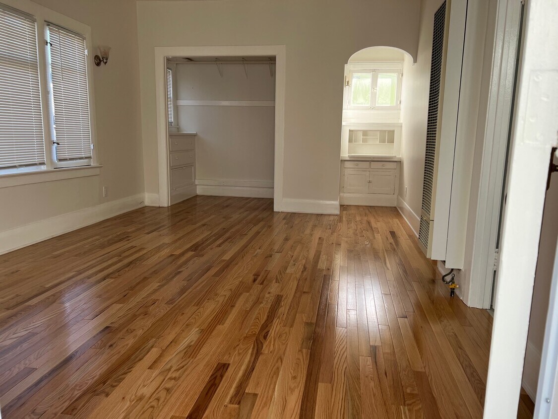 Primary Photo - 214 1/2 Strand St